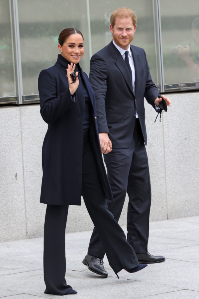 Style｜凯特王妃穿白色套装被赞爆，梅根穿爱牌亮相被批像“穿制服” 更多热点 图4张
