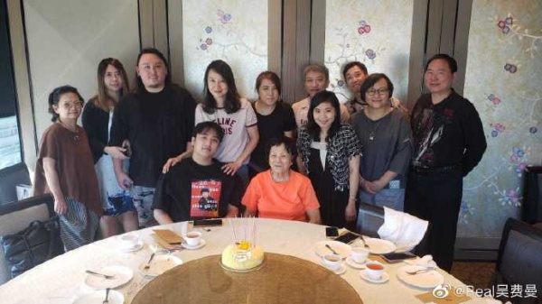 13岁生日晒万元金表...挨批：炫富！费曼2字+EMOJI淡定回应 娱乐资讯 图1张
