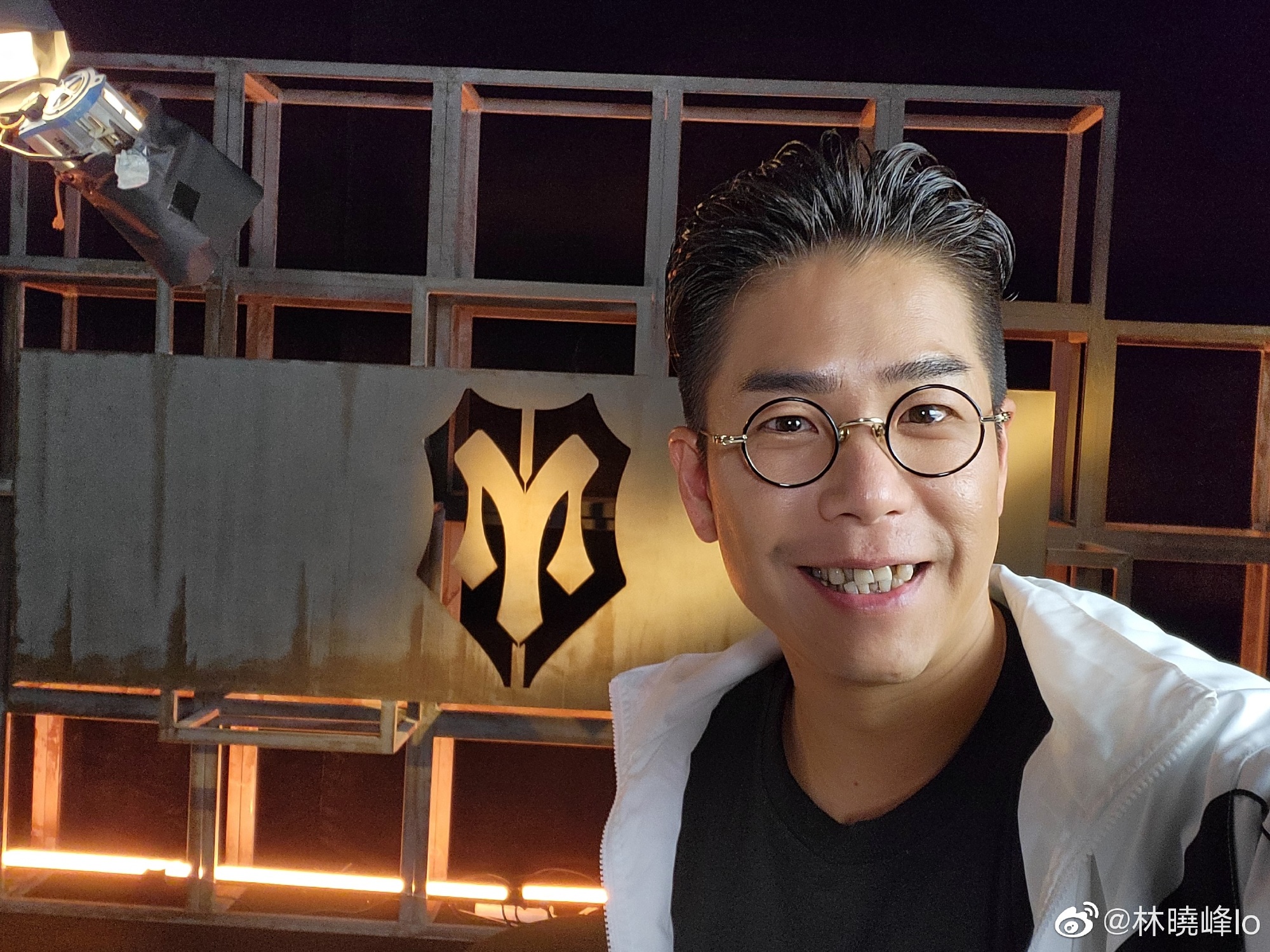 林晓峰51岁生日！ 欧阳靖捧蛋糕出现...他一脸懵表情超搞笑 娱乐资讯 图1张