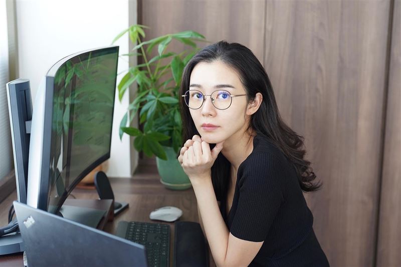 独家／不藏了！麦明诗坦胸“正面解放”完美身材转身网辣晕 时尚资讯 图2张