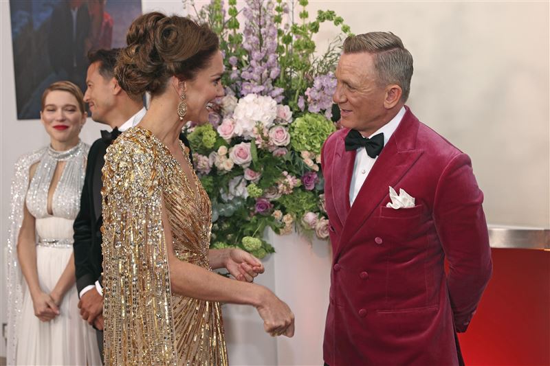 凯特王妃美过女主角！晒超深V双峰闪爆《007》首映红毯 时尚资讯 图4张