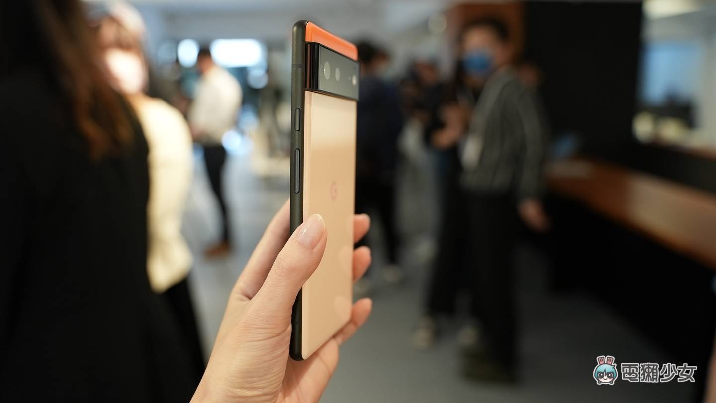 出门｜Google Pixel 6 实机颜色长这样！粉嫩色系与外观细看上手玩 数码科技 图5张