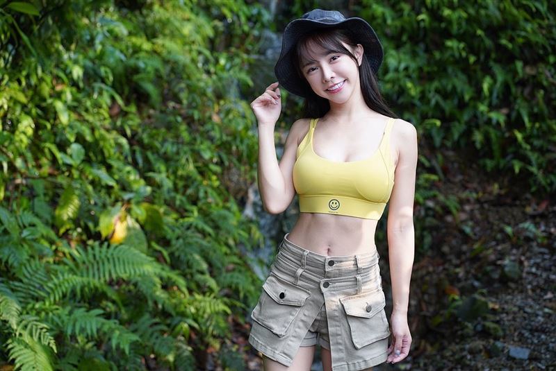 乳香四溢！饱满雪胸蹦紧马甲　巫苡萱甜笑拿出“纯白奶” 时尚资讯 图1张