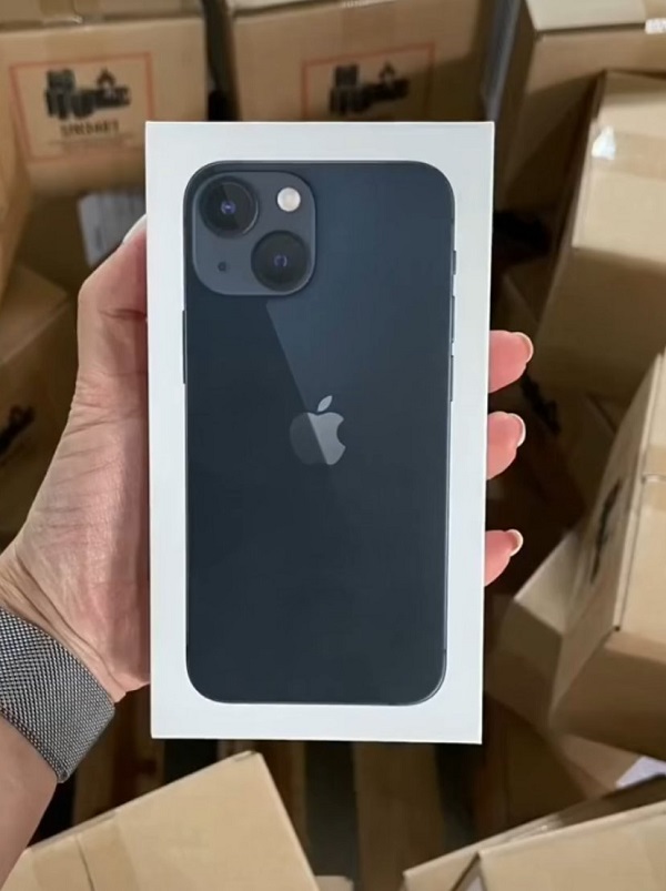 Tips I 拿到iPhone 13要注意的3件事！开箱最好在桌面上进行！ 更多热点 图1张