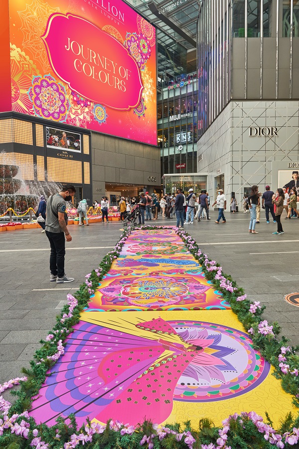 News I 网红新打卡景点！Pavilion KL户外最长地上绘图Kolam！ 更多热点 图1张