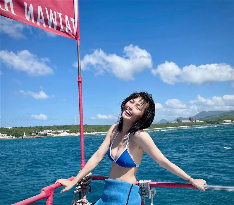 “全明星女神”辣晒比基尼！黄沐妍一横躺傲人双峰快包不住 时尚资讯 图6张