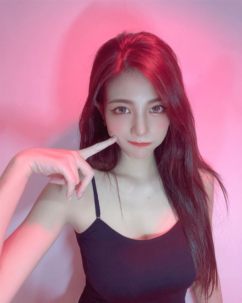 世新校花绽放美胸！雪乳捧出立体深渊　白皙玉腿直击根部 时尚资讯 图4张