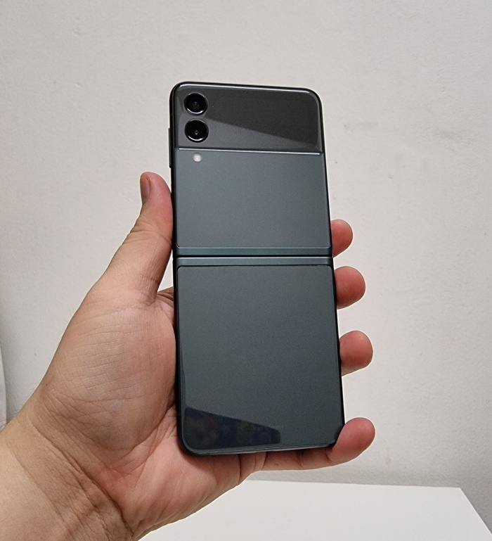 Review I Galaxy Z Flip3 可玩性很高！唯一不足电池不给力！ 更多热点 图14张
