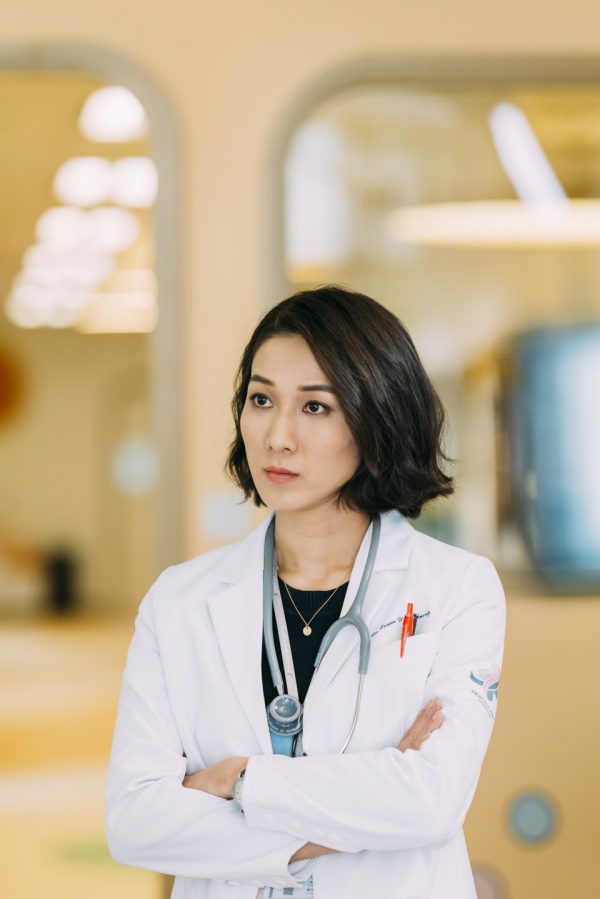 《星空下的仁医》钟嘉欣冻龄美貌惊艳观众！盘点10位TVB剧中的美女医生 娱乐资讯 图1张