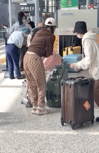 让9岁甜馨独自扛半人大行李箱！ 李小璐全程手握手机+拿小包...引网友批评 娱乐资讯 图2张