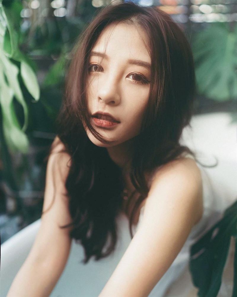 女神主播比基尼滑落！狂泄白皙混血肌　玉手捧出火爆豪乳 时尚资讯 图1张