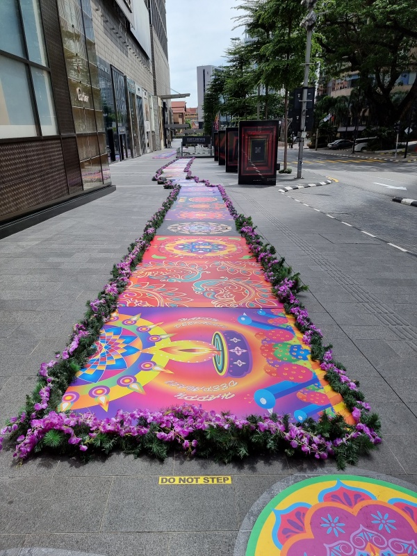 News I 网红新打卡景点！Pavilion KL户外最长地上绘图Kolam！ 更多热点 图2张