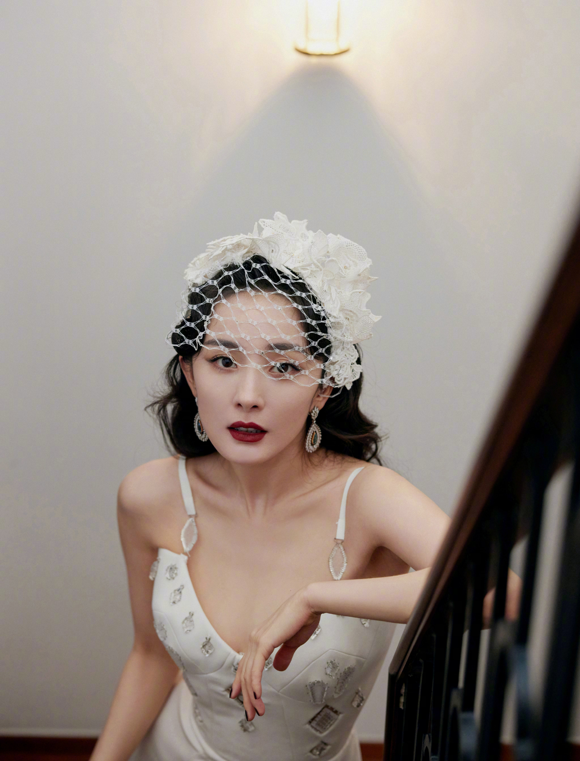 疑有人耍大牌致红毯冷场10分钟！ 杨幂妆发做一半...急现身救火 娱乐资讯 图1张
