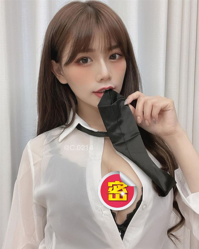 青青放送北半球！双手抱胸喊“好重”　万人抢帮女神分忧 时尚资讯 图2张