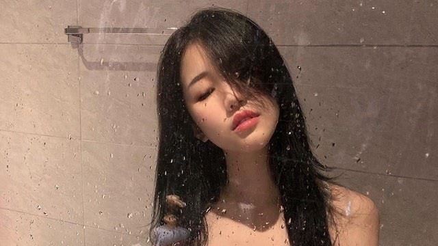 只靠帽子遮羞！马来西亚波神野外露出　“航母级”巨胸震撼全场 时尚资讯 图1张