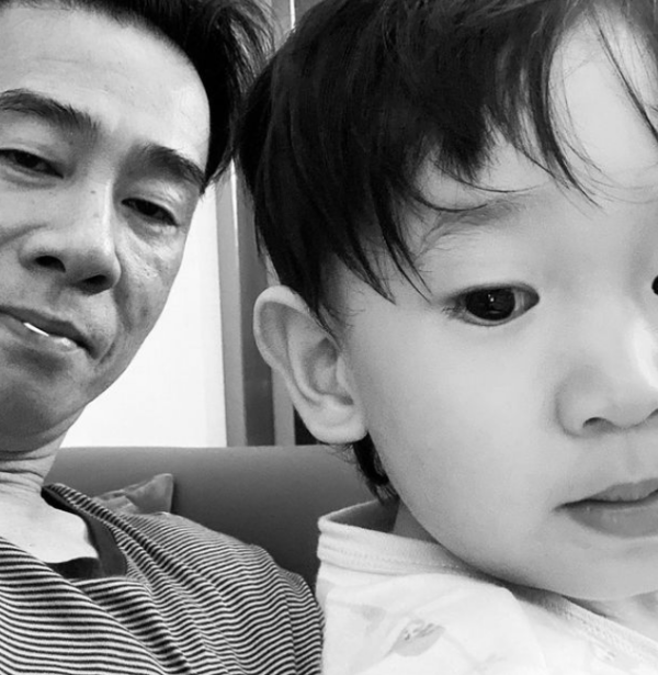 陈小春晒1岁半小儿子正脸照 网友却喊怕：有点不吉利 娱乐资讯 图1张