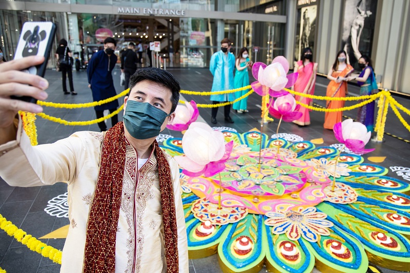 News I 网红新打卡景点！Pavilion KL户外最长地上绘图Kolam！ 更多热点 图5张