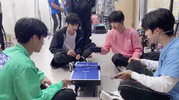 时代少年团用iPhone当球拍！用力“杀球” 毫不心疼！ 娱乐资讯 图3张
