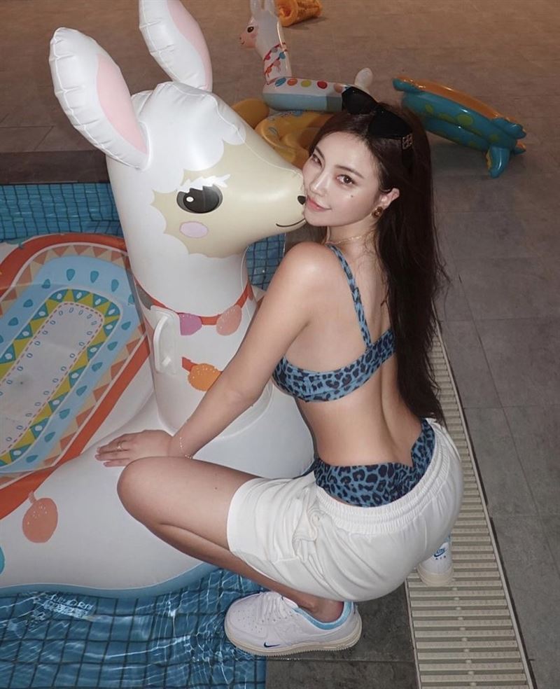 胸前2片不够包！世新女神崩坏湿身　核弹玉乳炸出比基尼 时尚资讯 图5张