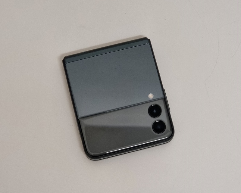 Review I Galaxy Z Flip3 可玩性很高！唯一不足电池不给力！ 更多热点 图1张