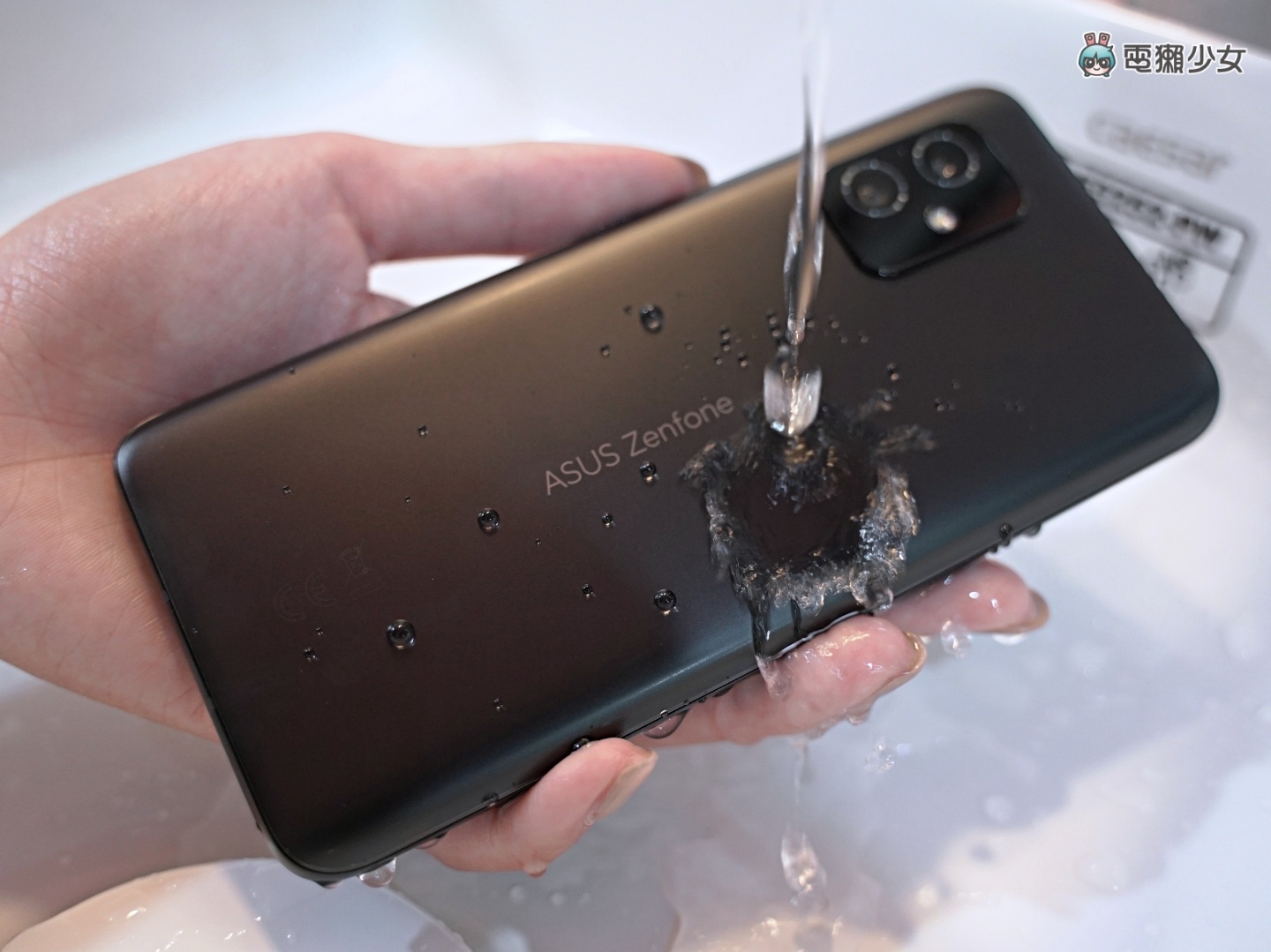 也太好看！Zenfone 8 设计师联名手机壳限量登场 搭配 Topologie 绳索背带时尚及便利性满分 数码科技 图10张