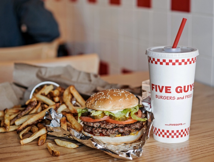 美食｜就在云顶！ 美华人气汉堡FIVE GUYS在10月25日正式开张！ 更多热点 图1张