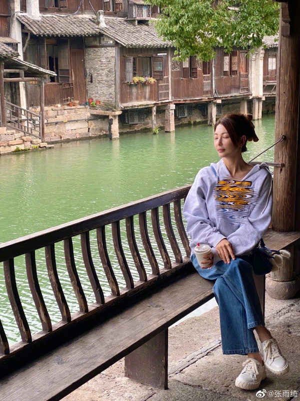懒理恋爱风波...张雨绮开心度假！私服引热议：好节约 娱乐资讯 图3张
