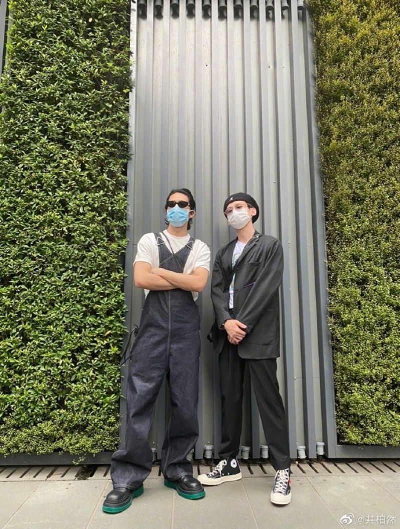 白敬亭、井柏然上海趴趴走狂被偶遇！ 他的手机壁纸成亮点...果然是自恋的王子啊 娱乐资讯 图1张