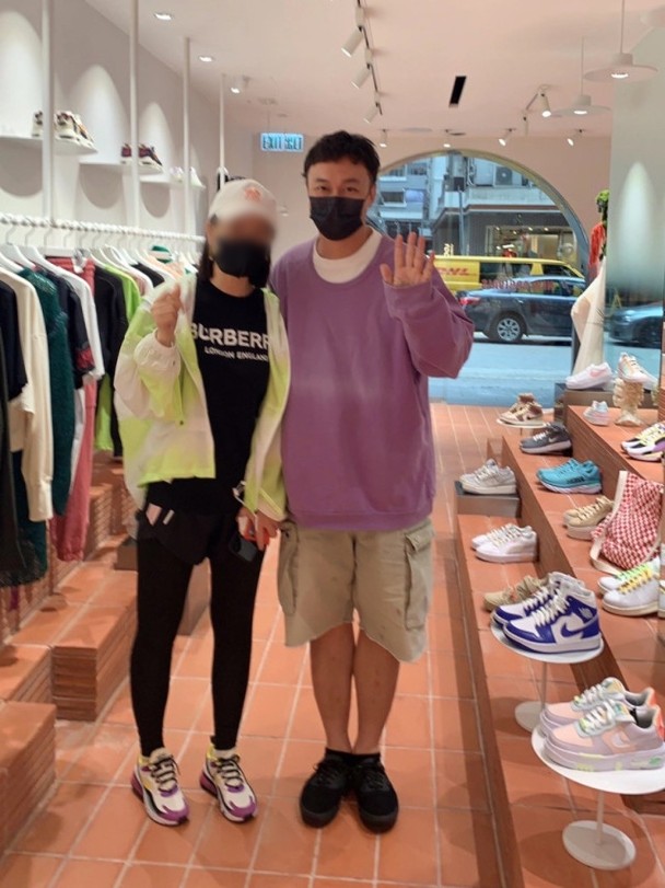 陈奕迅“大变身”！街上被捕获合照 瘦了一大圈！ 娱乐资讯 图1张