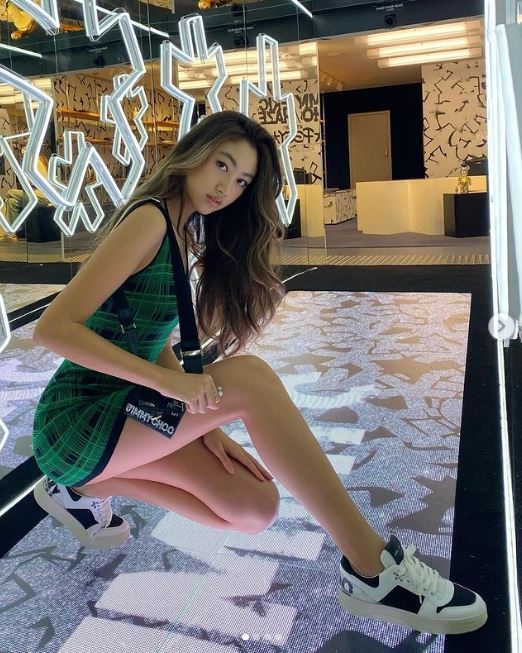 超短裙辣晒“逆天长腿”　任达华女儿一蹲下“美尻险走光” 时尚资讯 图2张