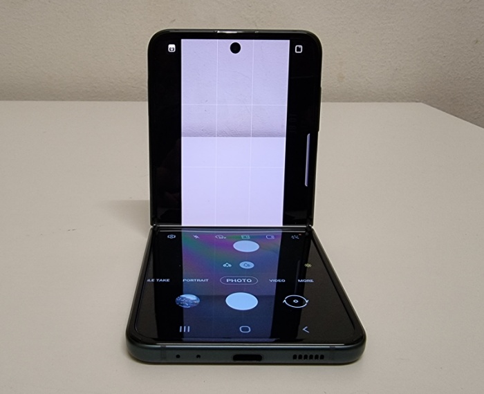 Review I Galaxy Z Flip3 可玩性很高！唯一不足电池不给力！ 更多热点 图12张