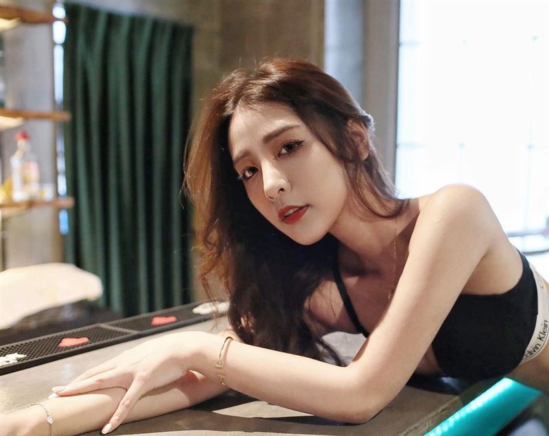 女神主播比基尼滑落！狂泄白皙混血肌　玉手捧出火爆豪乳 时尚资讯 图4张