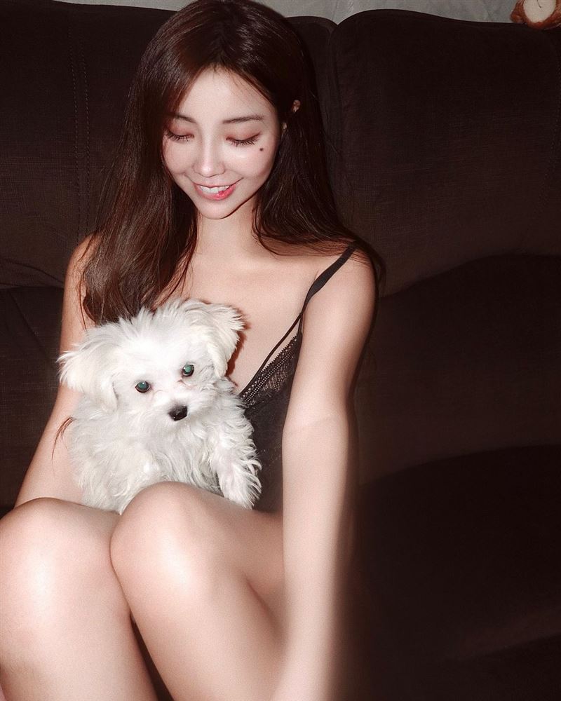 胸前2片不够包！世新女神崩坏湿身　核弹玉乳炸出比基尼 时尚资讯 图6张