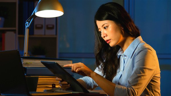 Tips I 熬夜自救的5招，隔天怎么补是关键！ 更多热点 图1张