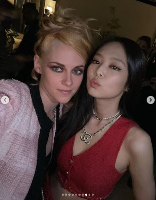 人间香奈儿上线！火辣中空露“雪白腰间”坐下裙子短到走光 时尚资讯 图2张