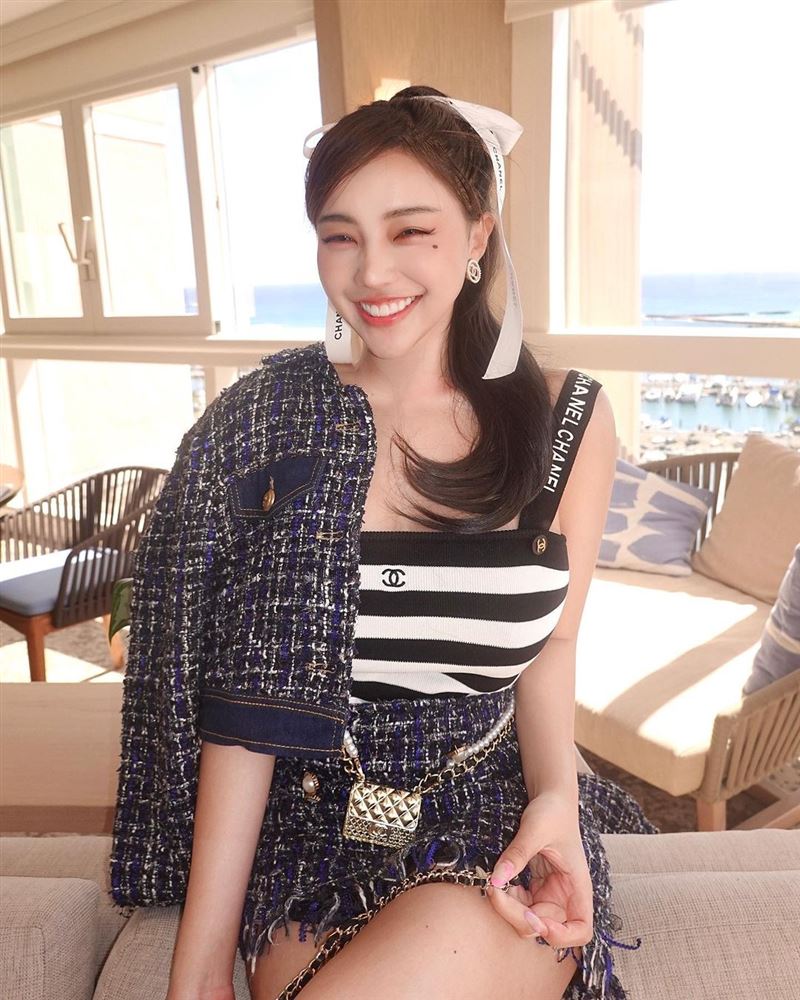 胸前2片不够包！世新女神崩坏湿身　核弹玉乳炸出比基尼 时尚资讯 图2张