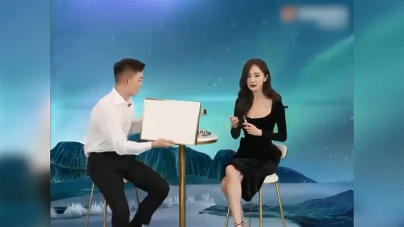 杨幂直播难逃！美腿再展“救援坐姿”慵懒优雅网赞：正爆了 时尚资讯 图1张