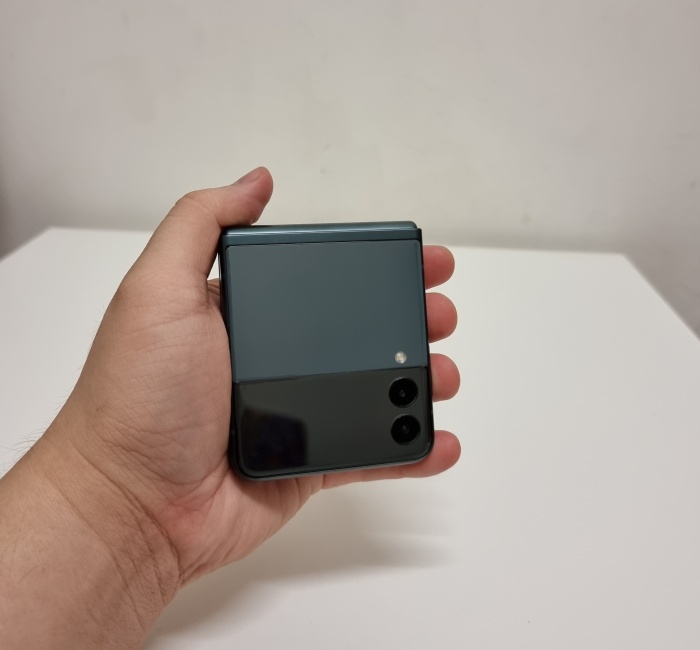 Review I Galaxy Z Flip3 可玩性很高！唯一不足电池不给力！ 更多热点 图2张