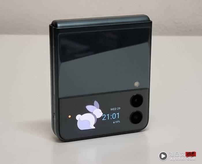 Review I Galaxy Z Flip3 可玩性很高！唯一不足电池不给力！ 更多热点 图4张