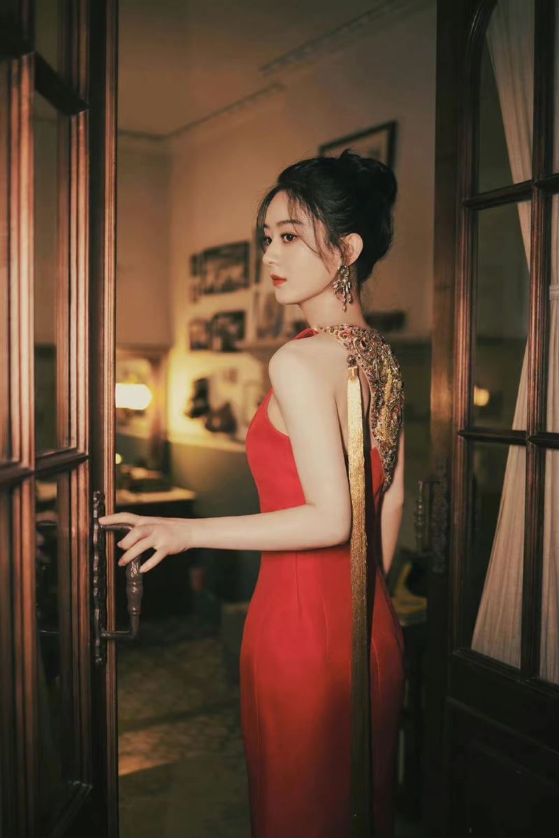 赵丽颖晒“纤细曲线”　被抓包是“过季礼服”网友却赞到爆 时尚资讯 图1张