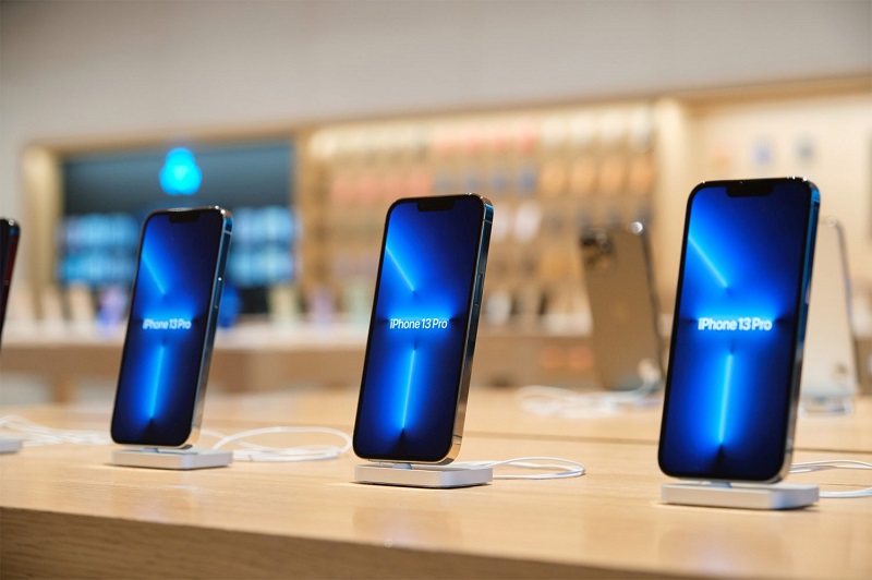 News I 他们是最幸福果粉！iPhone 13系列还有随机附送耳机！ 更多热点 图1张