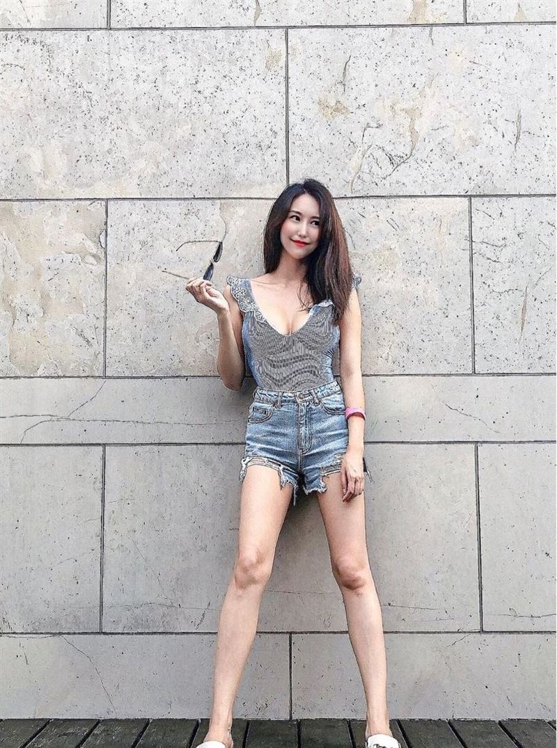 甜心主播国庆穿超辣！高毓璘深V泄美胸　网喊：这样播新闻 时尚资讯 图5张