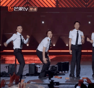 张晋“一枝花”阵营秒变杂技团！不只大跳女团舞、空手劈砖…还“开花”了！ 娱乐资讯 图5张