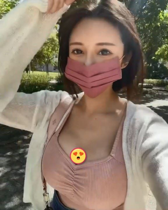 直冲票选第2名！安希散步炸出雪白美胸　3秒Q弹晃晕万网 时尚资讯 图3张