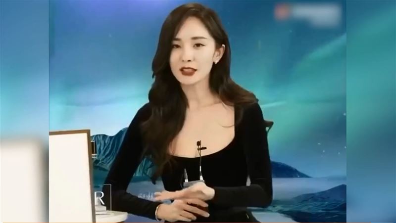 杨幂直播难逃！美腿再展“救援坐姿”慵懒优雅网赞：正爆了 时尚资讯 图6张