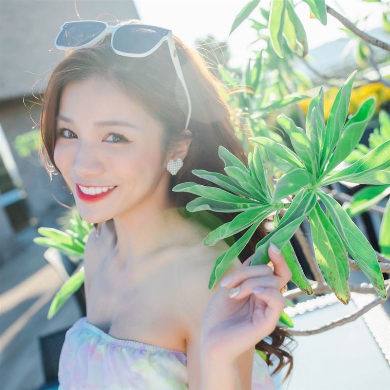 包不住双峰！女神三点式泳衣一抬手“零死角美胸”正面现形 时尚资讯 图2张