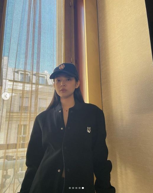 “人间香奈儿”只扣1个扣子！外套里面没穿　网见缝隙辣爆 时尚资讯 图5张