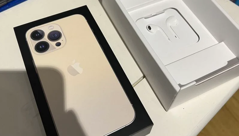 News I 他们是最幸福果粉！iPhone 13系列还有随机附送耳机！ 更多热点 图2张