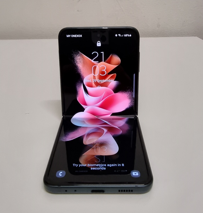 Review I Galaxy Z Flip3 可玩性很高！唯一不足电池不给力！ 更多热点 图16张