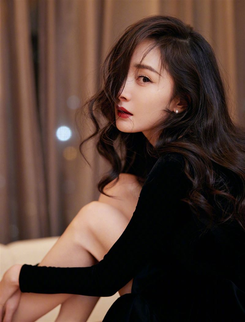 杨幂直播难逃！美腿再展“救援坐姿”慵懒优雅网赞：正爆了 时尚资讯 图4张